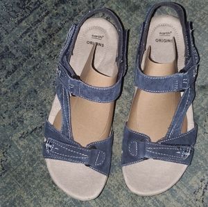 Earth origins Sophie suede navy blue sandals 10w